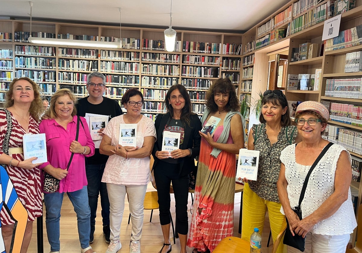 Participantes en uno de los clubs vinculados a la biblioteca de Benalmádena Pueblo.