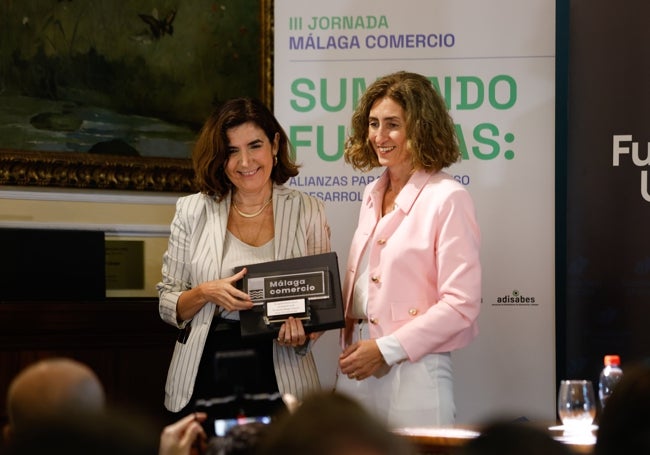 La consejera de Empleo y la presidenta de Málaga Comercio, durante la inauguración del congreso.