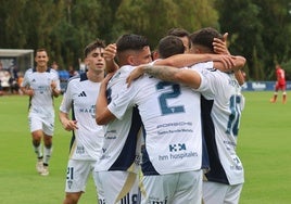 Jugadores del Marbella celebran un gol frente al filial del Sevilla.