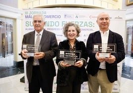 Santiago, Rodríguez y Guerrero, con el premio.