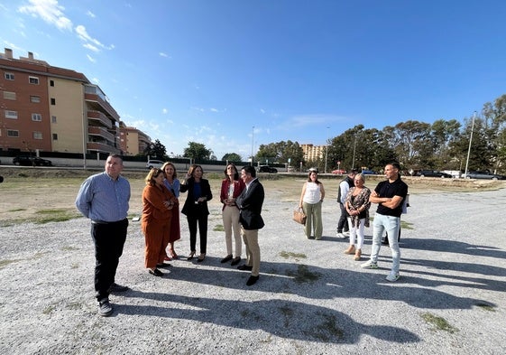 La consejera de Fomento y Vivienda, Rocío Díaz, este viernes en Algarrobo con la alcaldesa, responsables de la Junta y ediles.