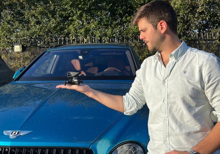 José María Ortega, con un prototipo del emblema de Bentley convertido en un dron en la mano.