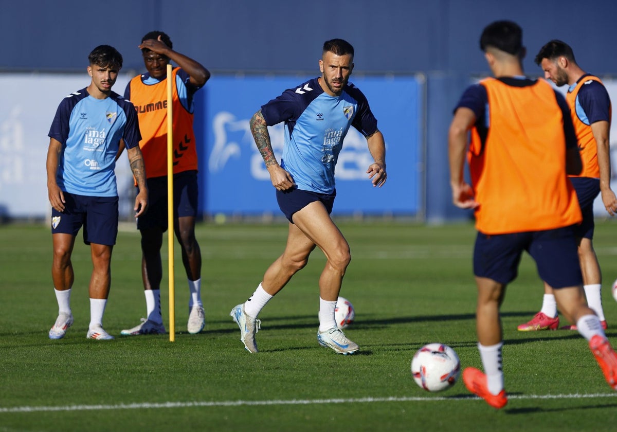 Dioni, en el centro en un entrenamiento de esta semana, se perfila de nuevo como titular.