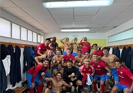 Los jugadores del Estepona celebran la victoria frente al Villanovense.