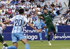 Fuzato trata de atrapar el balón ante la presión de Dani Lorenzo.