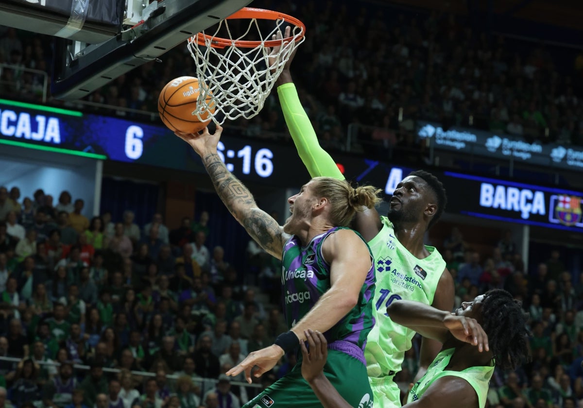 Osetkowski busca la canasta a aro pasado ante los largos brazos de Fall.