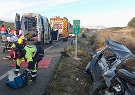 Los servicios de emergencia y bomberos trabajan en el rescate de los heridos.