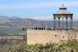 Turistas en el mirador del Templete de Blas Infante.