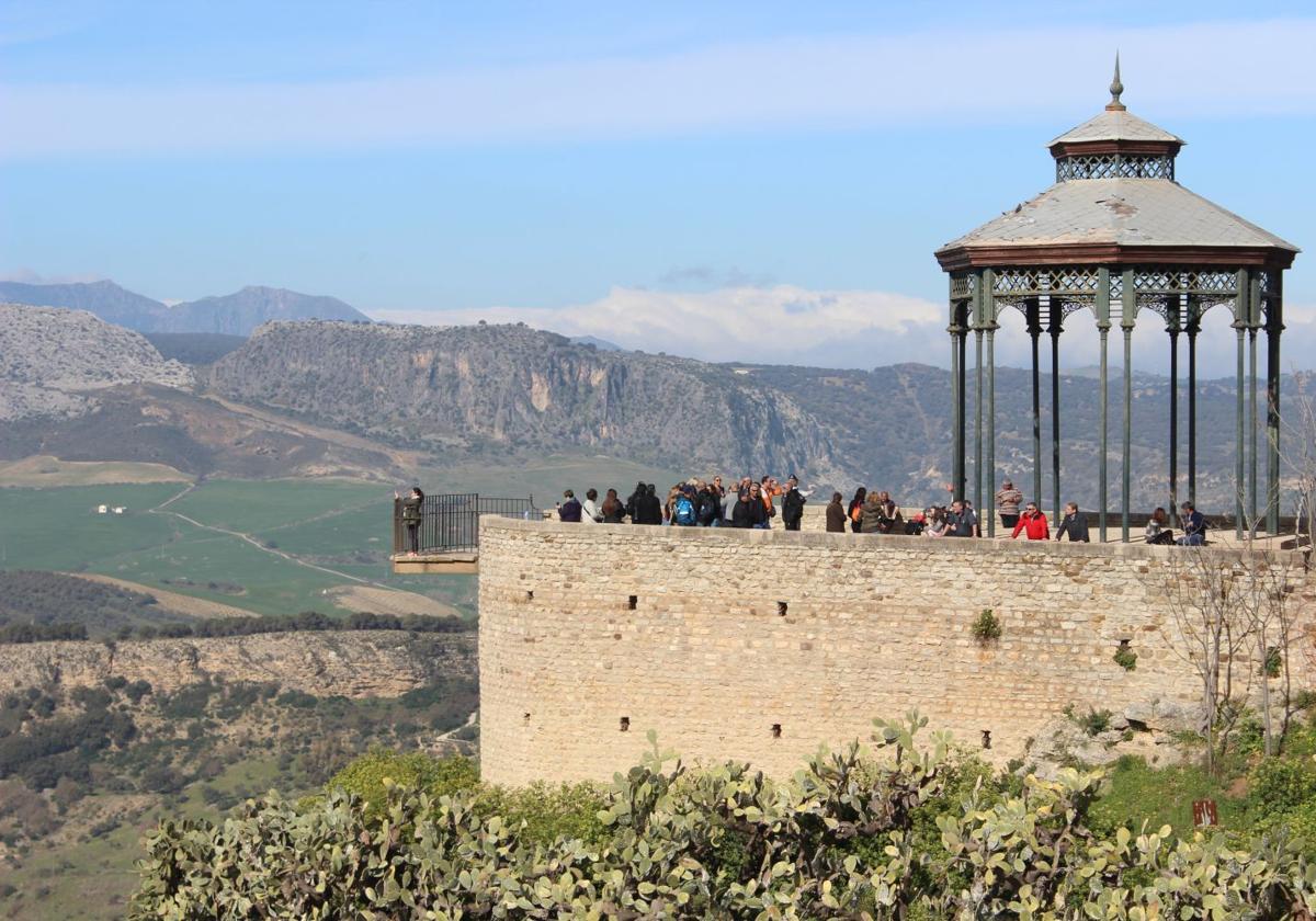 Turistas en el mirador del Templete de Blas Infante.