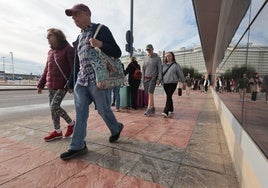 Cruceristas obligados a bajar a pie desde el dique de Levante hacia el Centro de Málaga.