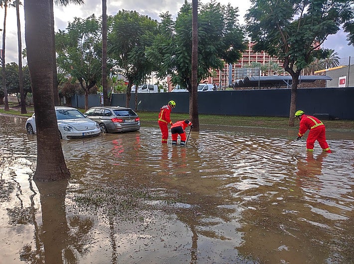 Bomberos trabajando en una zona anegada.