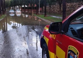 Bomberos trabajando en una zona anegada.