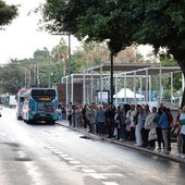 Largas colas en las paradas de autobús en Málaga por la huelga de conductores