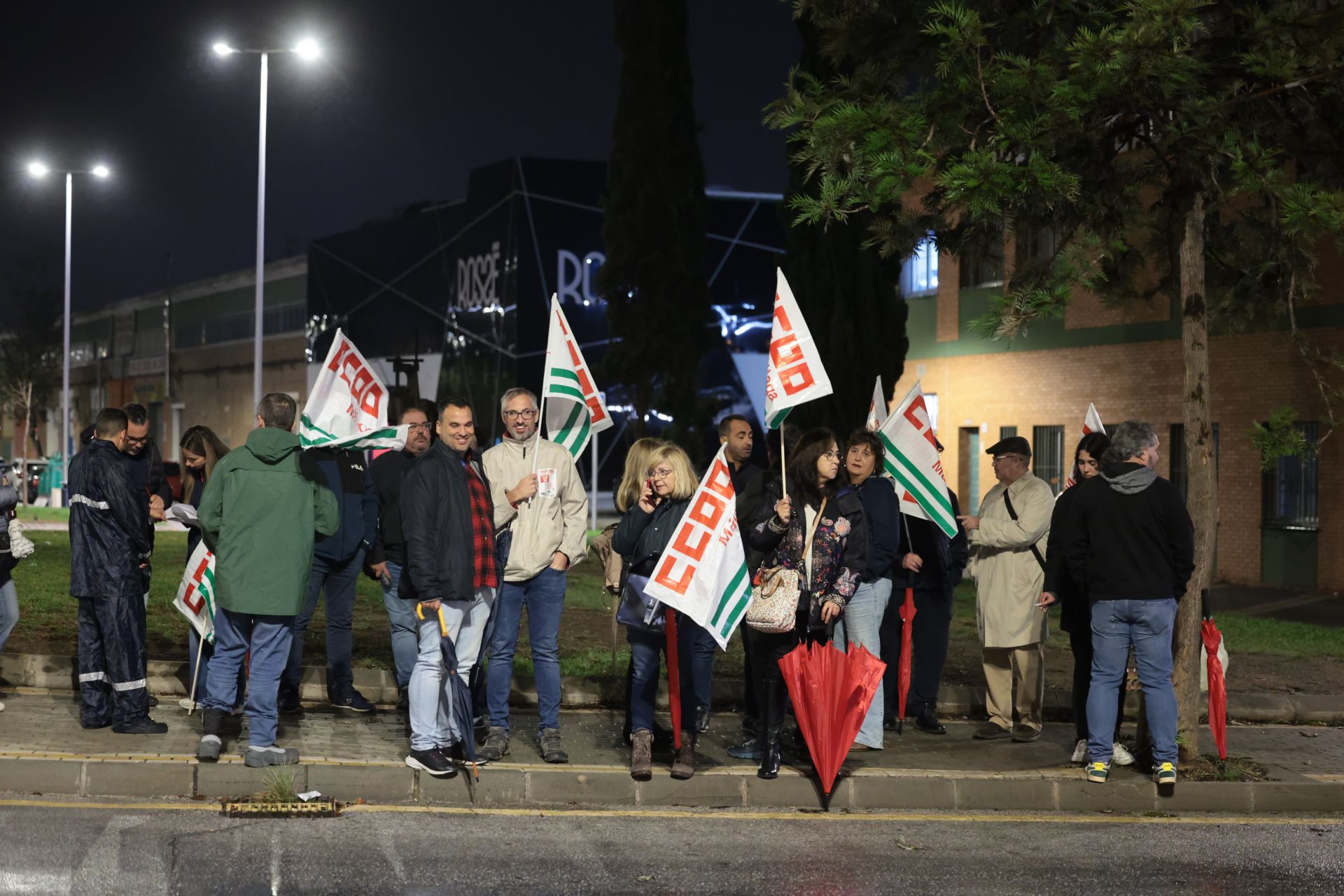 Largas colas en las paradas de autobús en Málaga por la huelga de conductores