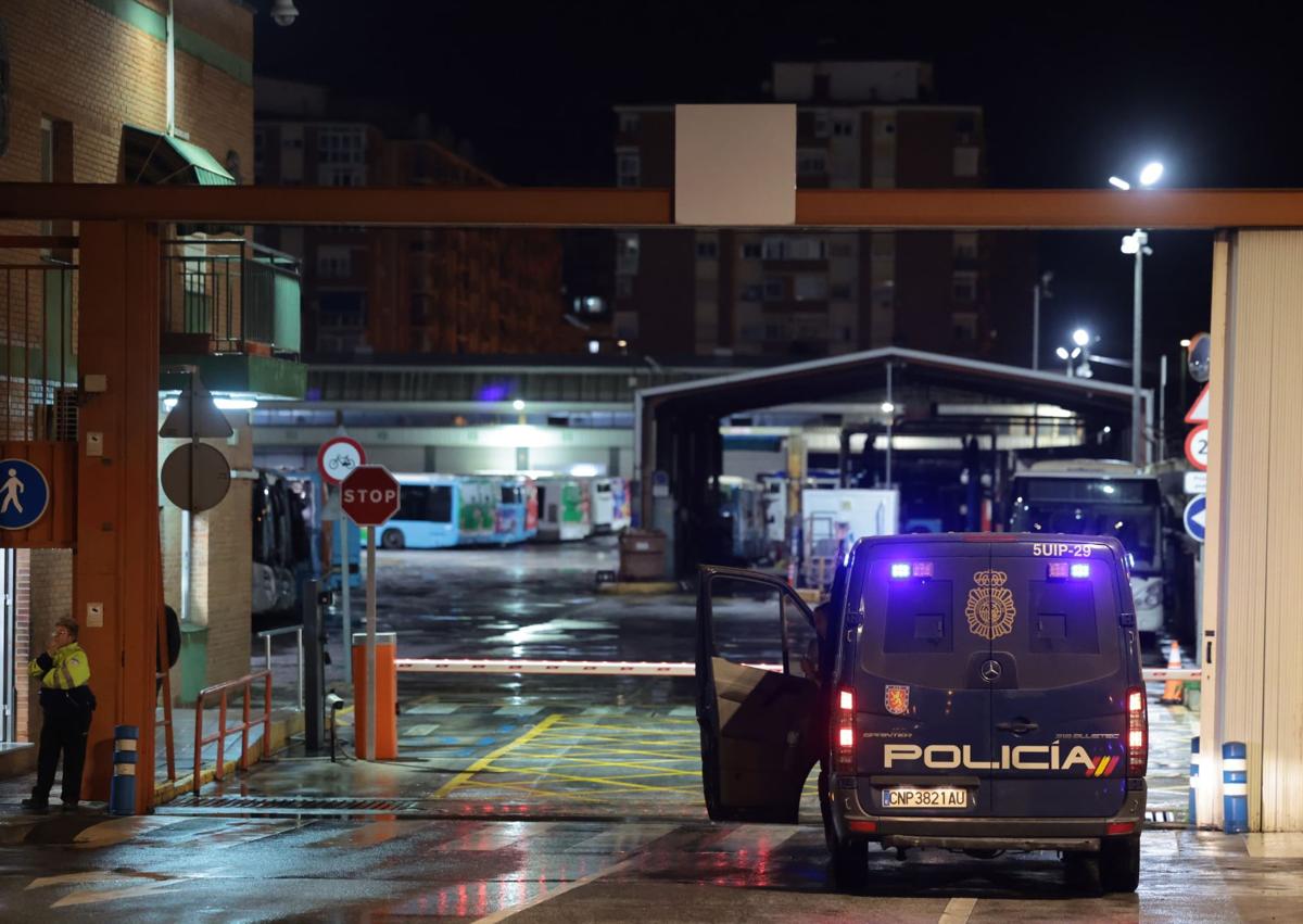 Imagen secundaria 1 - Largas colas en las paradas de autobús en Málaga por la huelga de conductores