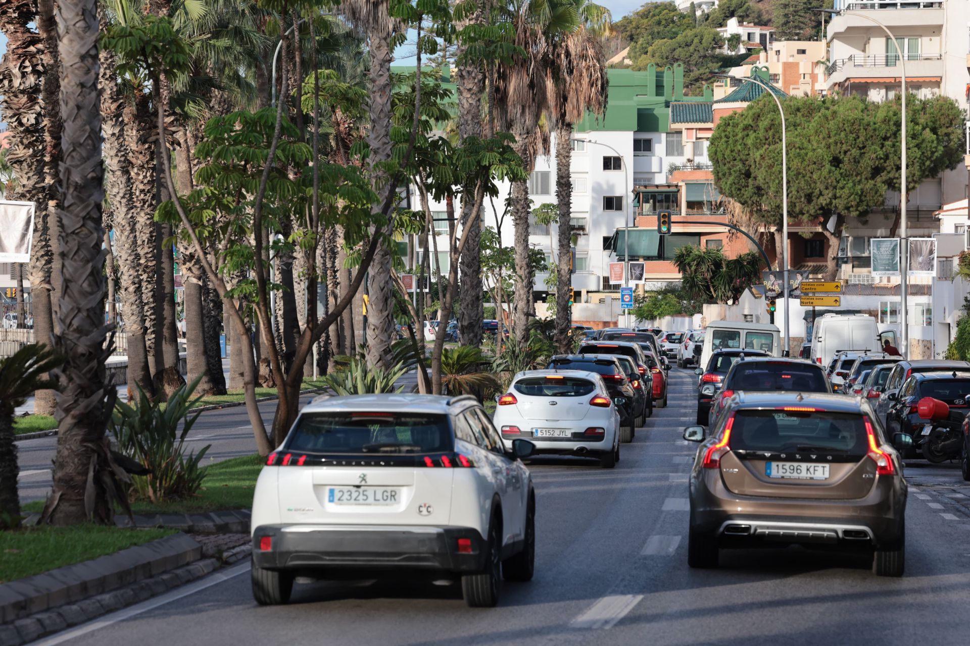 Largas colas en las paradas de autobús en Málaga por la huelga de conductores