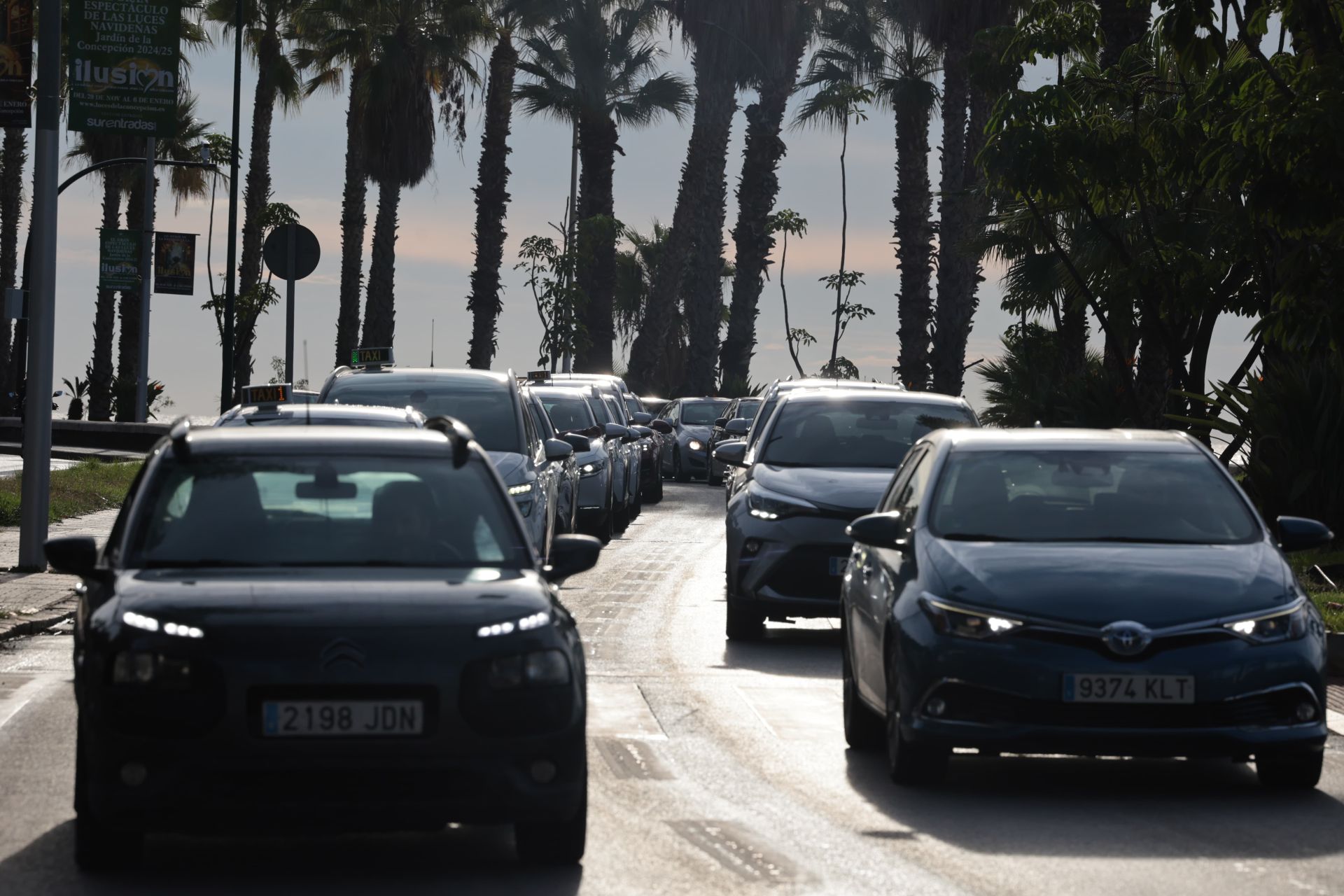 Largas colas en las paradas de autobús en Málaga por la huelga de conductores