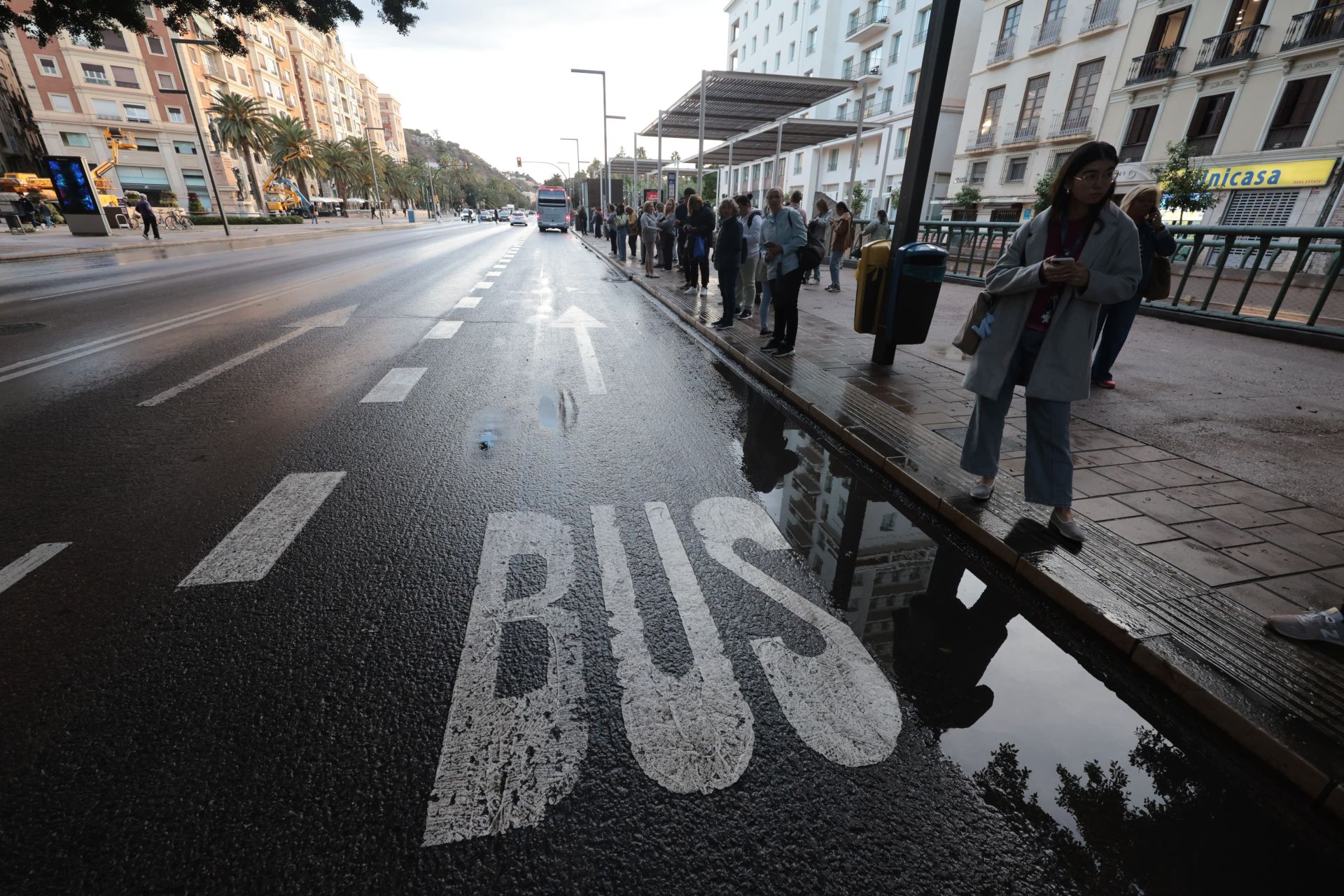 Largas colas en las paradas de autobús en Málaga por la huelga de conductores