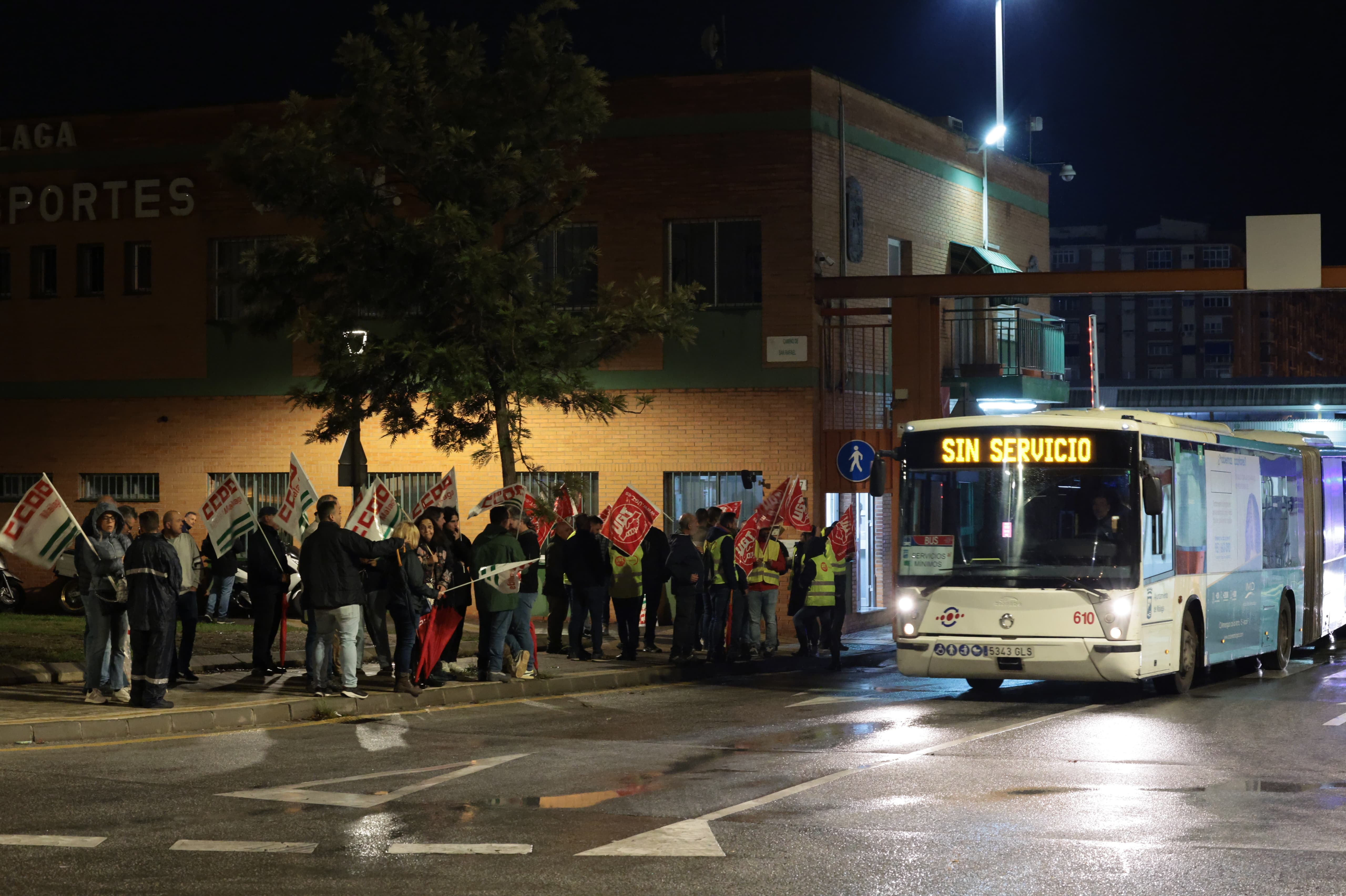 Largas colas en las paradas de autobús en Málaga por la huelga de conductores