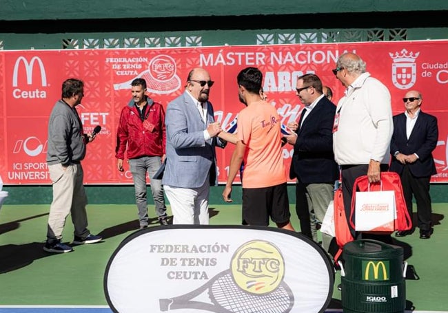 Armijo recibe el trofeo del presidente de la Federación Española de Tenis.