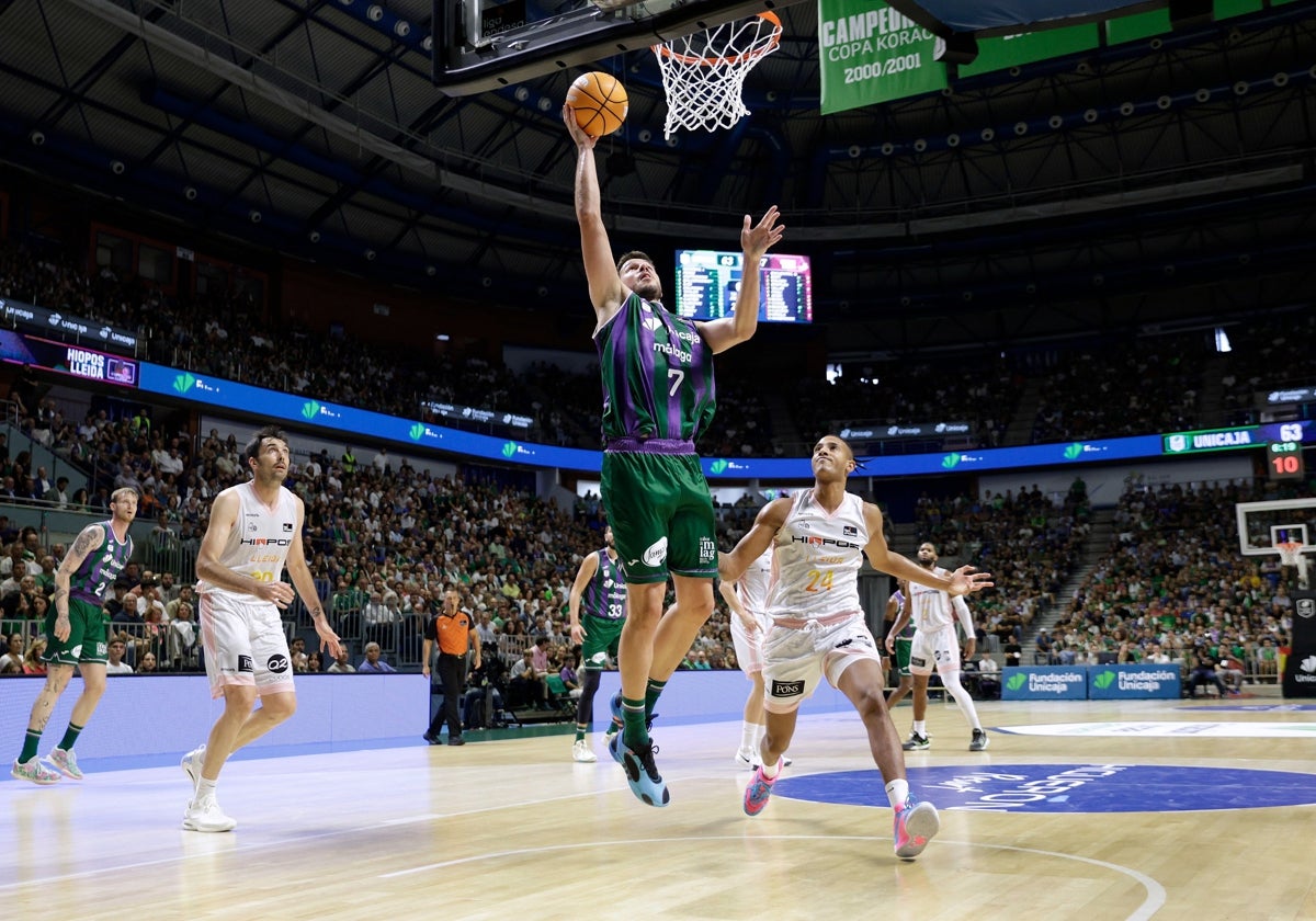 Jonathan Barreiro, milésimas antes de matar el balón en la pintura ante el Hiopos Lleida.