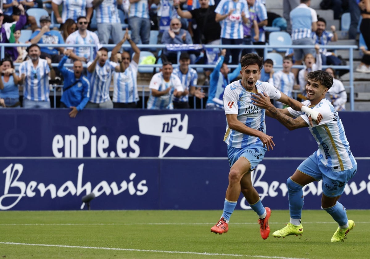 Larrubia, exultante tras marcar el gol decisivo ante el Eibar, perseguido por Kevin.