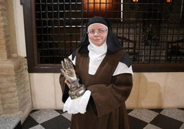 Sor Jennifer, con la mano.