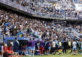 El público y los jugadores del banquillo, vueltos hacia el árbitro, Pérez Hernández, tras haber consultado la pantalla del VAR por la jugada del posible penalti.