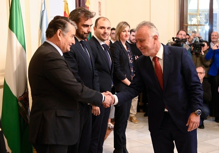 El ministro de Política Territorial, Ángel Víctor Torres, saluda al consejero andaluz de Presidencia, Antonio Sanz.