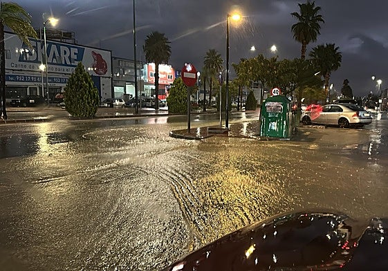 Agua embalsada en el casco urbano de Alhaurín de la Torre.