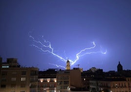 Caída de un rayo sobre Málaga capital, con la Catedral de fondo.