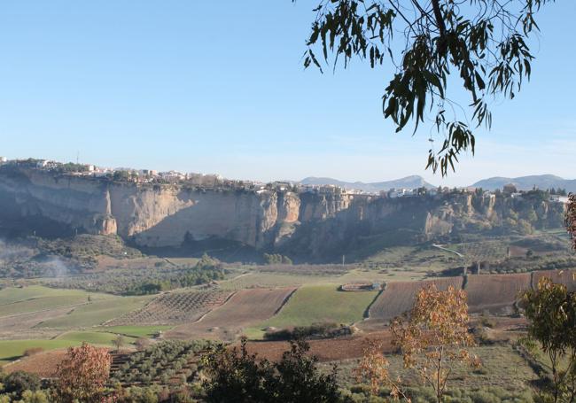 Vista de Ronda desde el carril de la Virgen de la Cabeza, cerca de Villa Apolo.