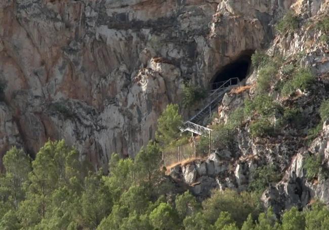 Cueva de Belda, en la falla de la Sierra del Camorro.