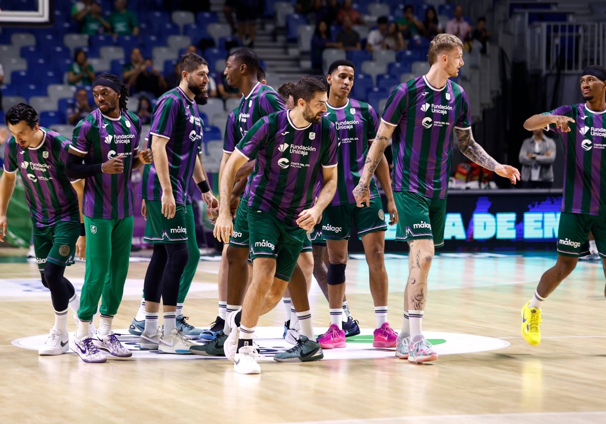 Los jugadores del Unicaja, antes de comenzar un partido esta temporada.