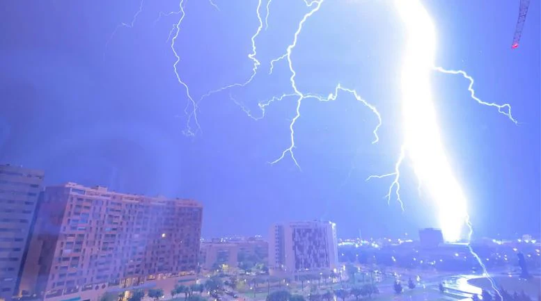 Las fotos más espectaculares de la intensa tormenta eléctrica sobre Málaga