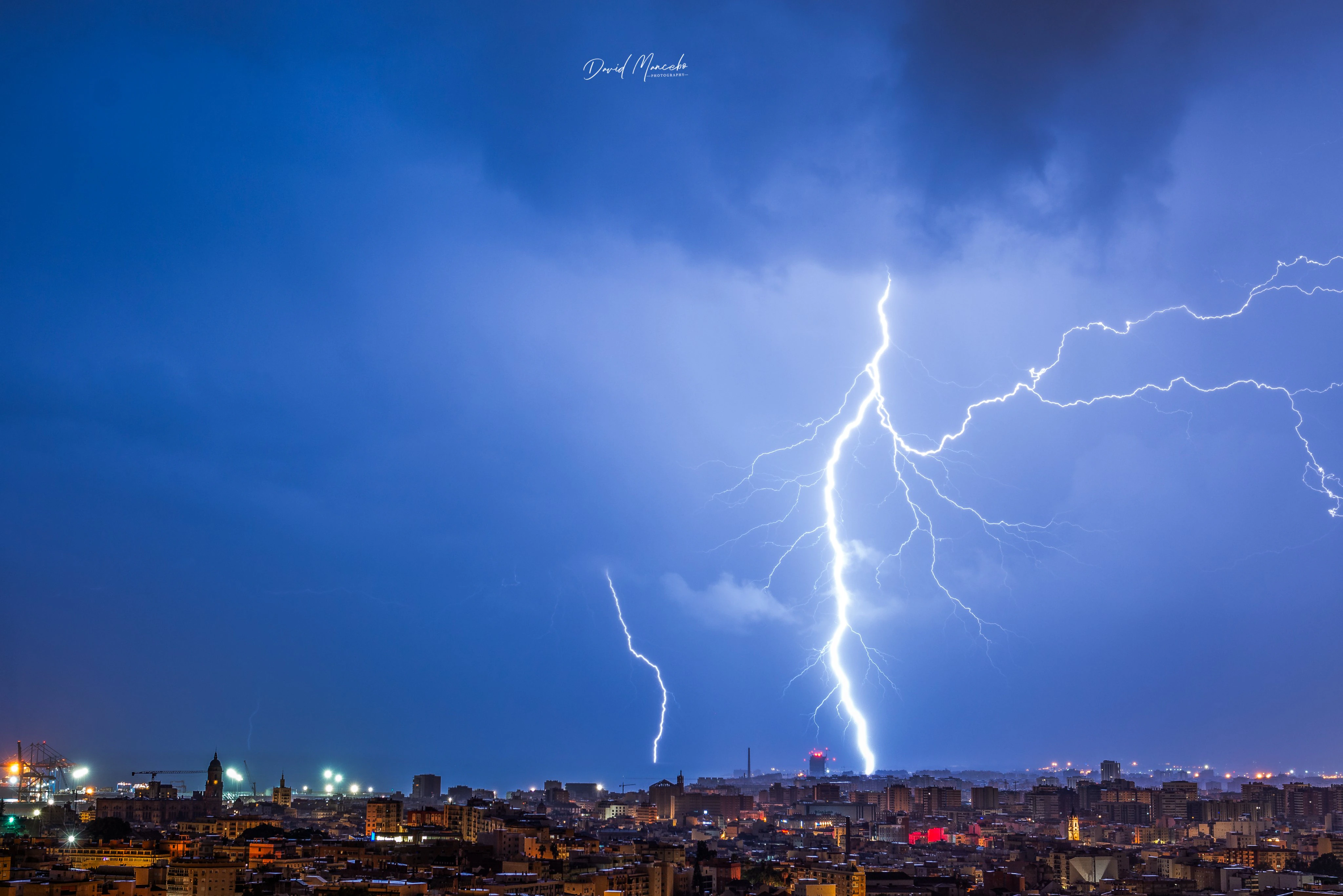 Las fotos más espectaculares de la intensa tormenta eléctrica sobre Málaga