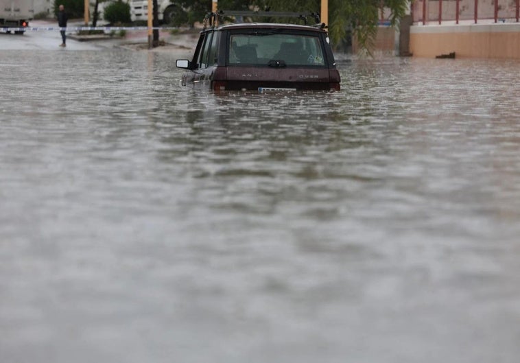 Vehículo atrapado en una gran balsa de agua en el polígono Guadalhorce.