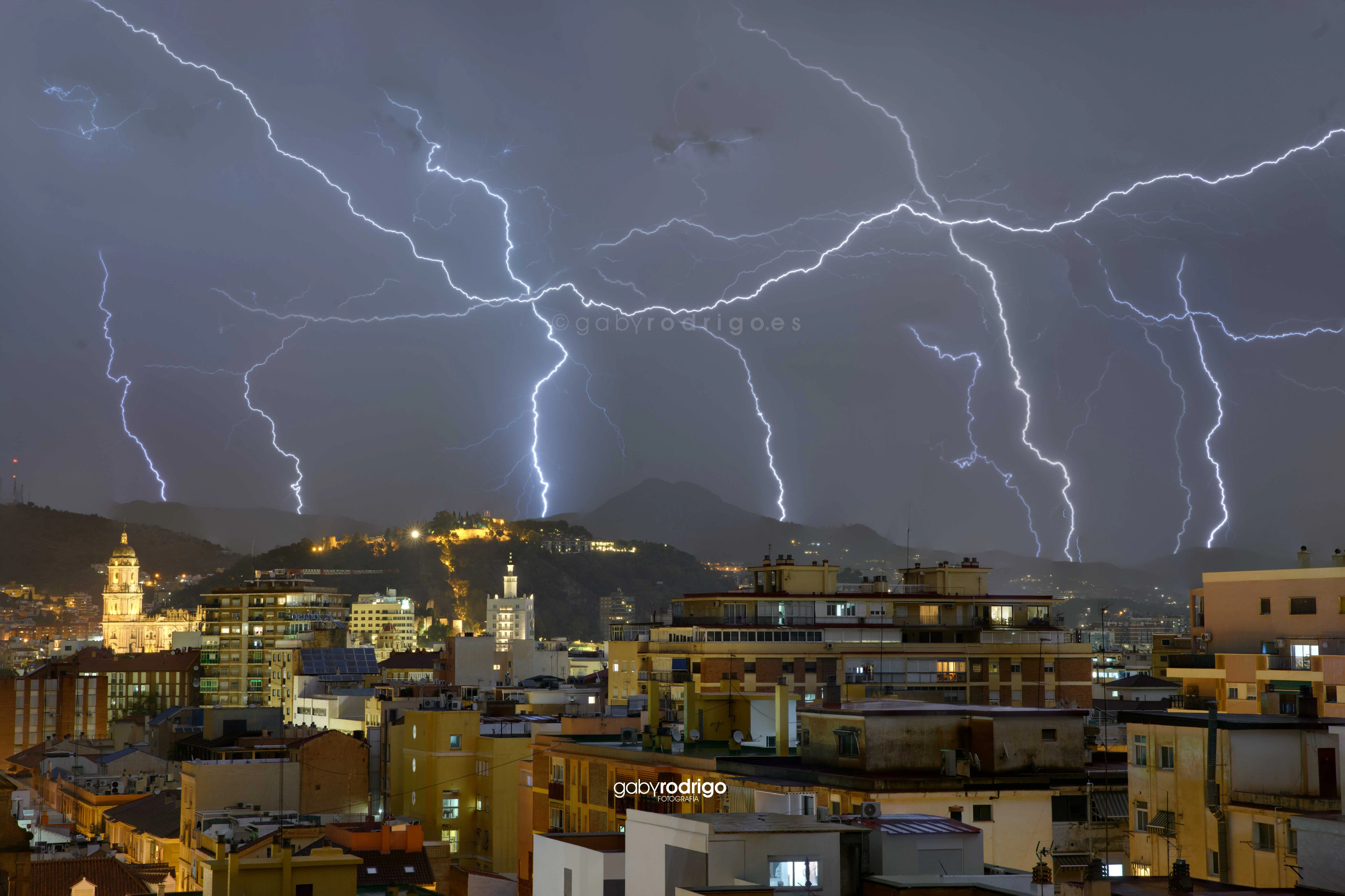 Las fotos más espectaculares de la intensa tormenta eléctrica sobre Málaga