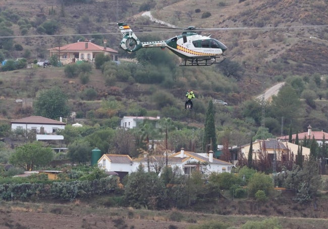 La Guardia Civil tuvo que rescatar a varias familias atrapadas en Álora.