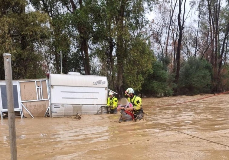 Los bomberos rescatan a dos personas de la zona de Río Grande.