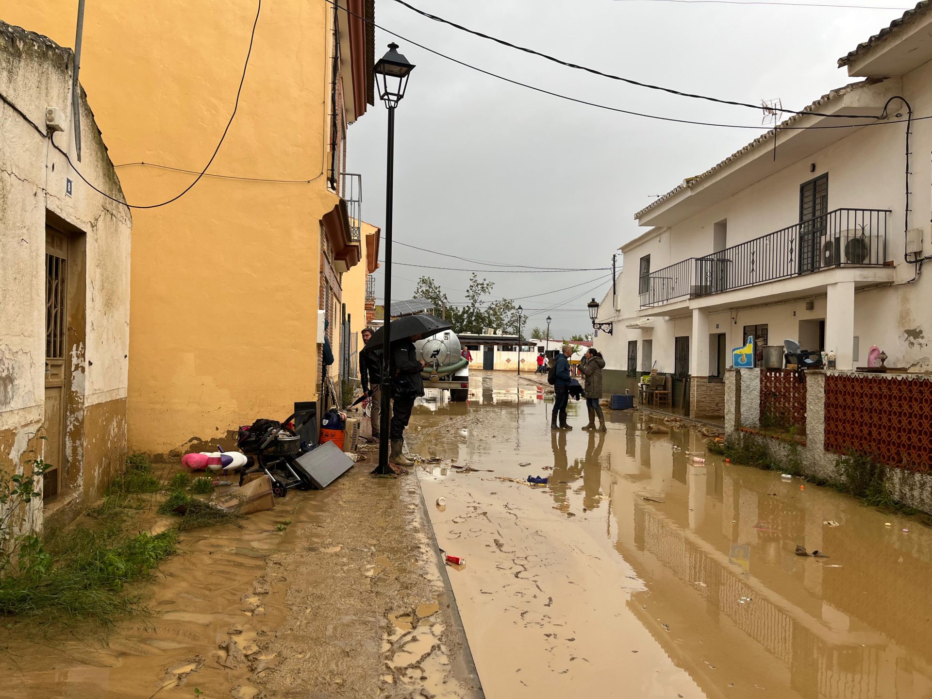 Labores de limpieza en la barriada de Doña Ana, en Cártama