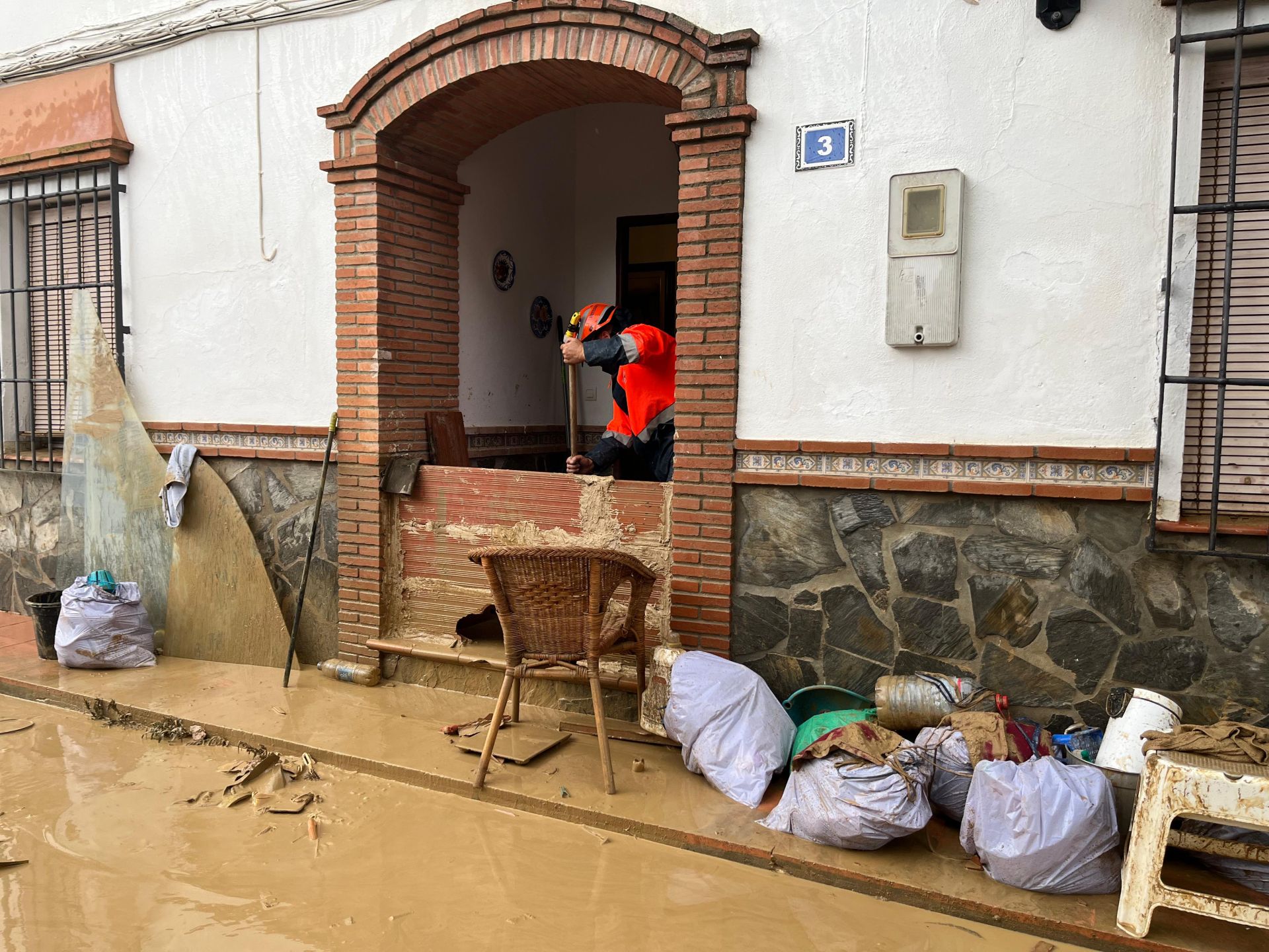 Labores de limpieza en la barriada de Doña Ana, en Cártama