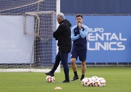 Alejandro Caro, nuevo preparador físico de la plantilla del Málaga, este miércoles en el entrenamiento junto a Pellicer.