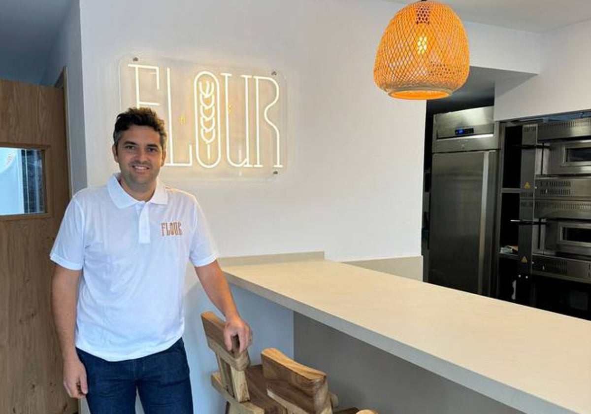 Juanjo Carmona, junto a la barra de Flour.