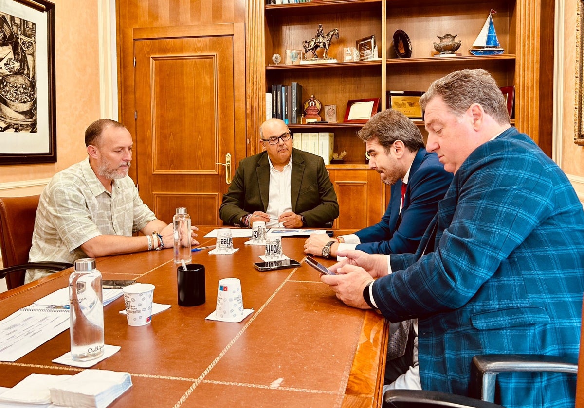 Reunión de trabajo que ha tenido lugar este miércoles en el Ayuntamiento de Vélez-Málaga.