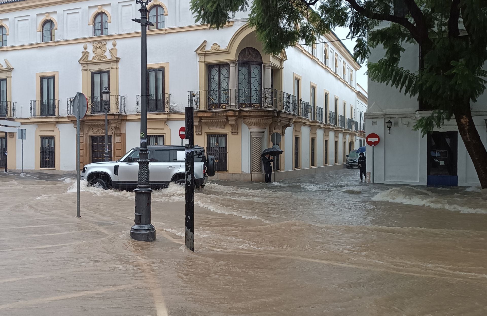 Varias calles inundadas, colapso de tráfico y autobuses urbanos paralizados en Jerez por la lluvia