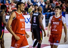 Alston celebra una canasta en presencia de Saint-Súpery.