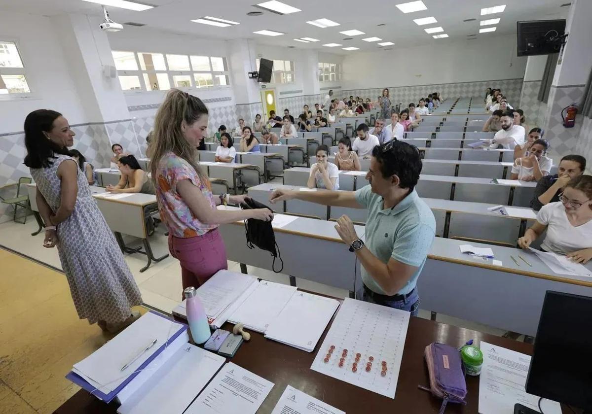 Aspirantes a funcionarios, en un examen de oposición.