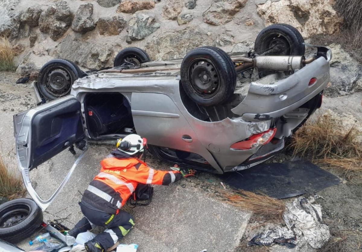 Rescate de la conductora atrapada.