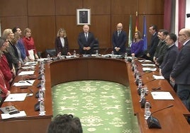 Los miembros de la Junta de Portavoces guardan un minuto de silencio.